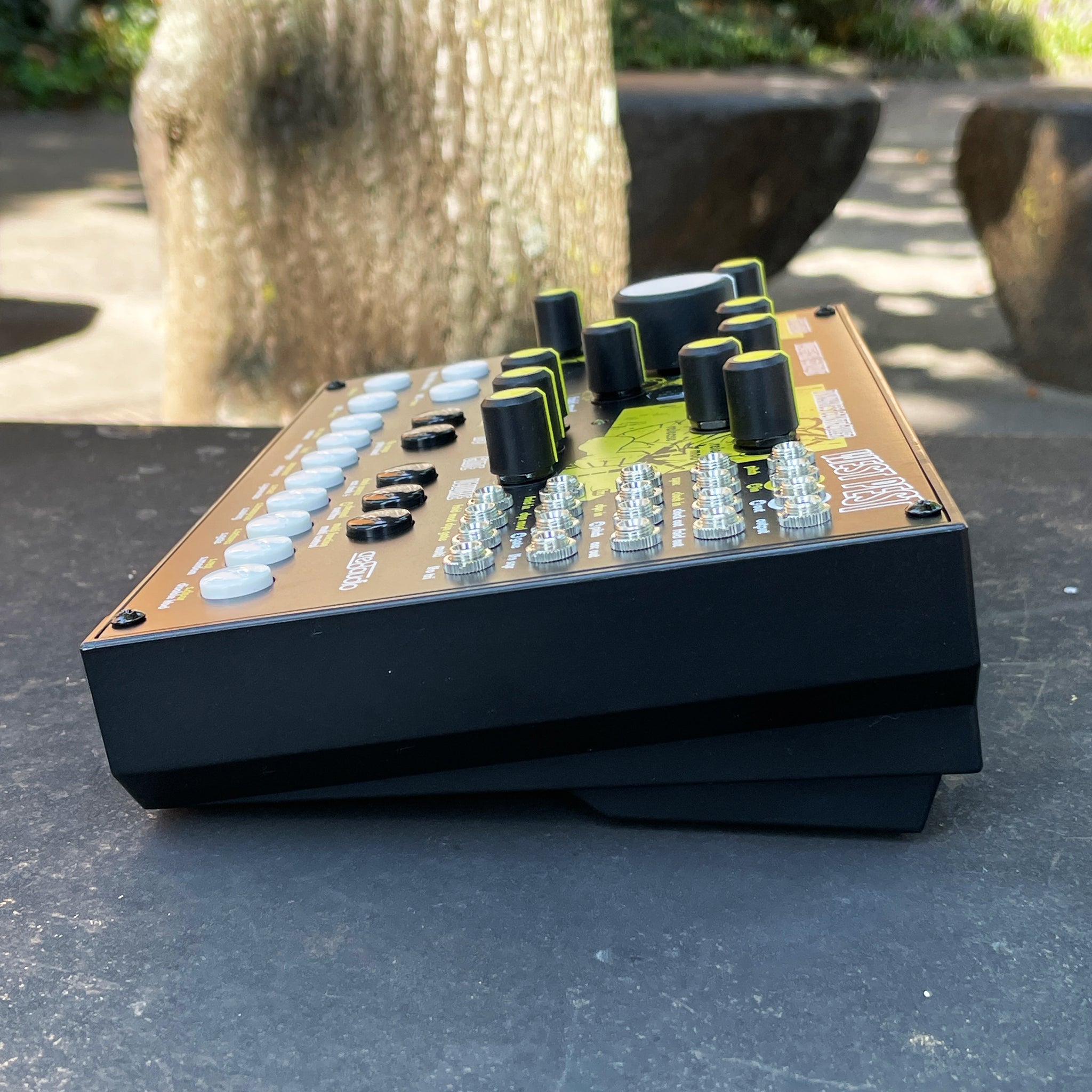 West Pest Cre8audio セミモジュラーシンセサイザー